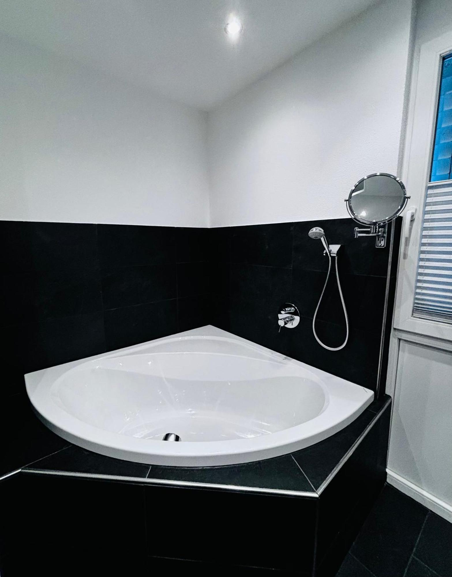 Lake View 110Sqm In/Outdoor Living Entire Apartment With 2 Bedrooms ريشِناو المظهر الخارجي الصورة